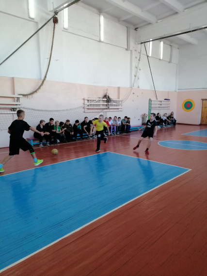Соревнования по футболу среди 4-11 классов.